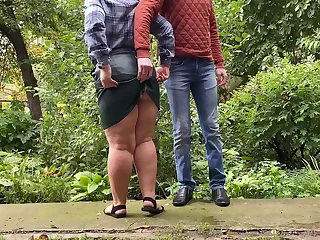 Chubby Dilettante MILF pissing outdoor